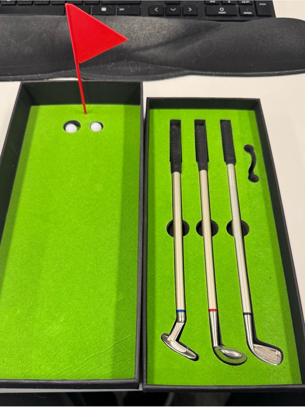 Desktop golf pen set with mini putting green - novelty office gift